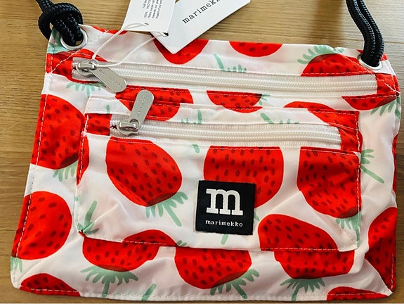 Uusi Marimekko Mansikka Smart travelbag