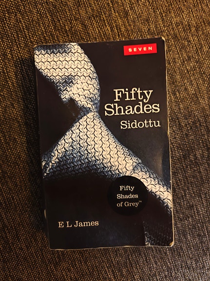 Fifty Shades Sidottu nidottu luettu kerran E L James
