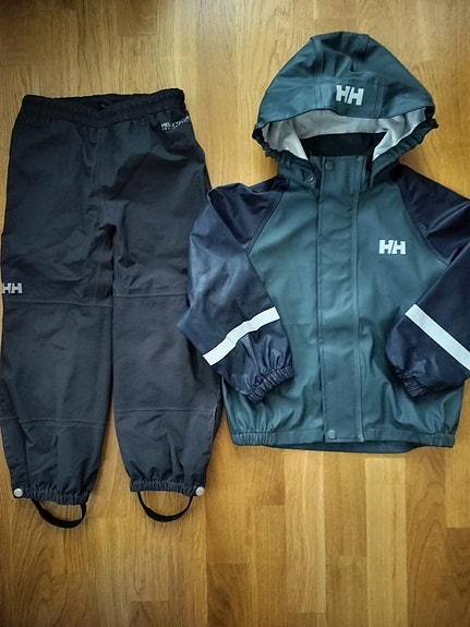 Helly Hansen sadetakki 
Helly Hansen housut
104cm