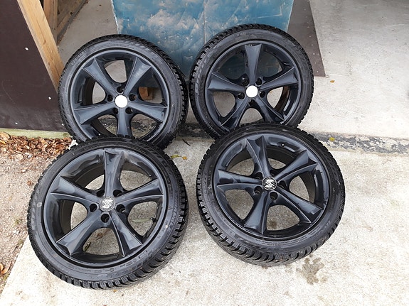 Mercedes-Benz 5×112 Mustat aluvanteet nastoilla