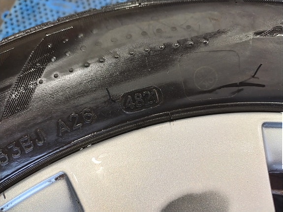 Mercedes-Benz 205/60R16 Renkaat vanteilla
