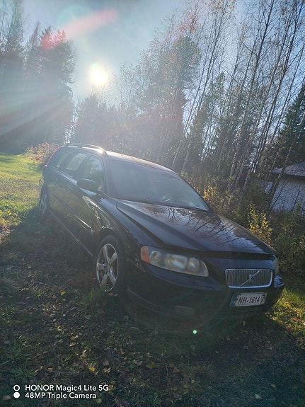 Volvo v70 mk2 2.4D manuaali osina myyntiin