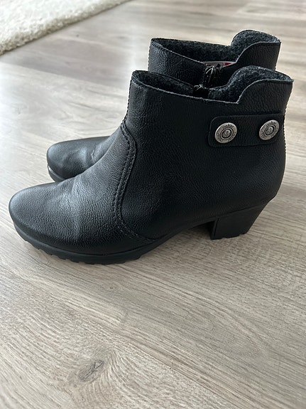 Mustat Rieker saapikkaat koko 39