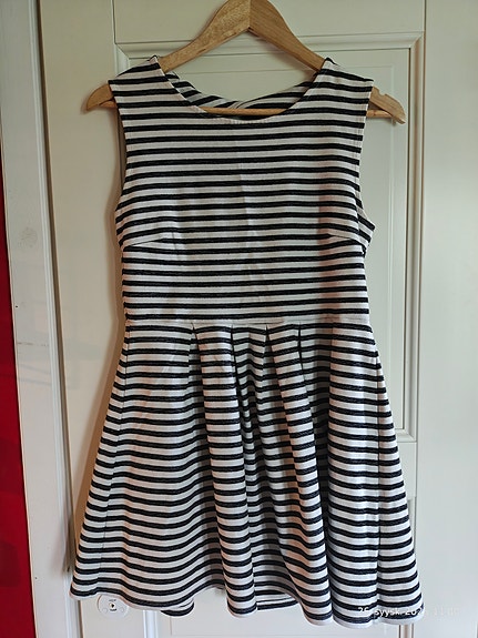 Raidallinen mekko