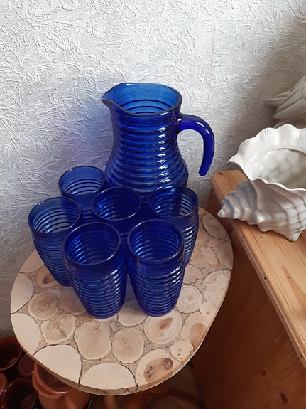 Sininen lasikannu ja lasit