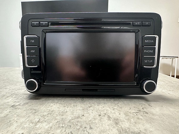 Myyn radion Volkswageniin. Toimintakunnossa. Android-radion