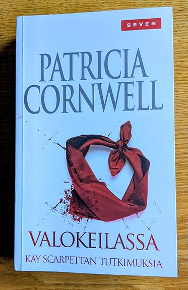 Valokeilassa, Patricia Cornwell