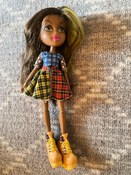 Bratz Lasten nukke monivärinen mekko ja keltaiset kengät