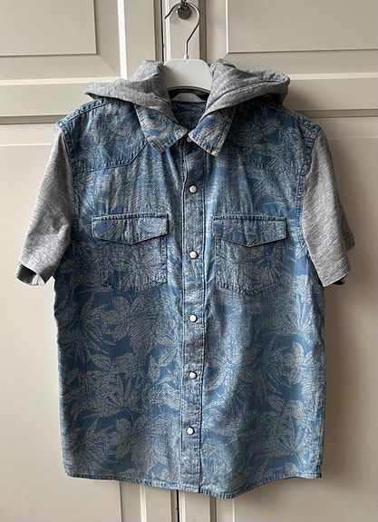 Hupullinen kauluspaita, koko 152.