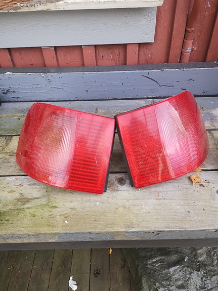Auton takavalot ja etuvilkut punaiset ja kirkkaat