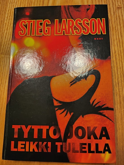 Stieg Larsson Tyttö joka leikki tulella Kirja