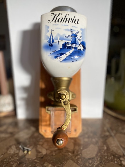 Arabian kahvimylly seinäkiinnikkeellä keramiikka,