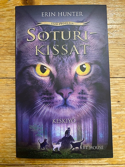 Erin Hunter: Soturikissat Keskiyö pokkari