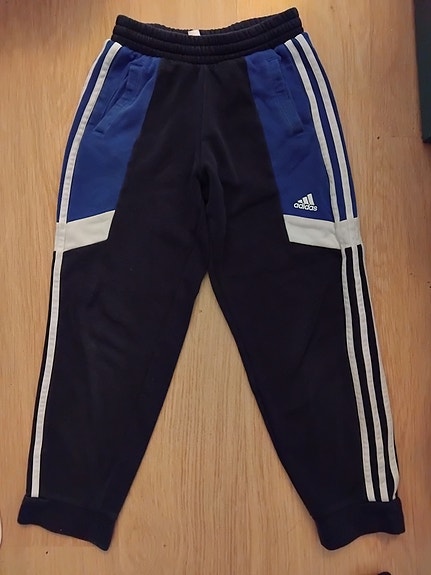 Myydään Lasten Adidas merkkiset verkkarit