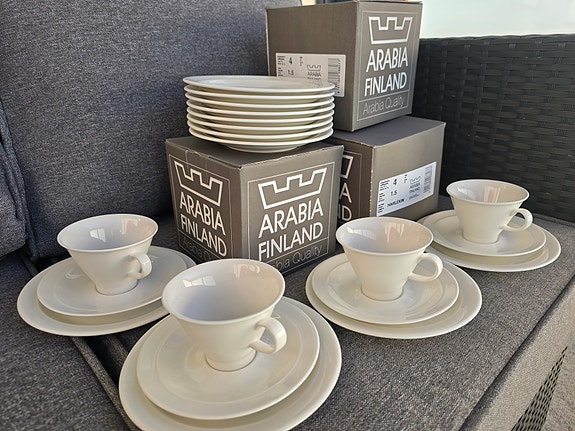 Arabian Harlekiini kahvikupit ja kakkulautaset - Myydaan 4 kpl setteinä × 3 kpl