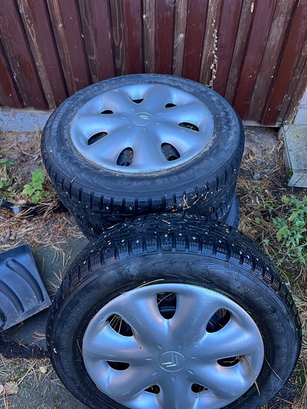 Renkaat vanteilla 185/65 R15 nastarenkaat