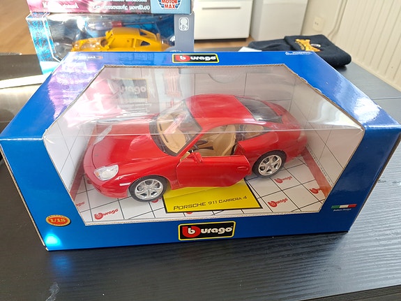 Bburago Porsche 911 Carrera 4 1:18 pienoismalli