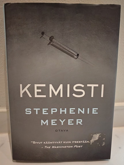 Kovakantinen kirja Stephenie Meyer Kemisti