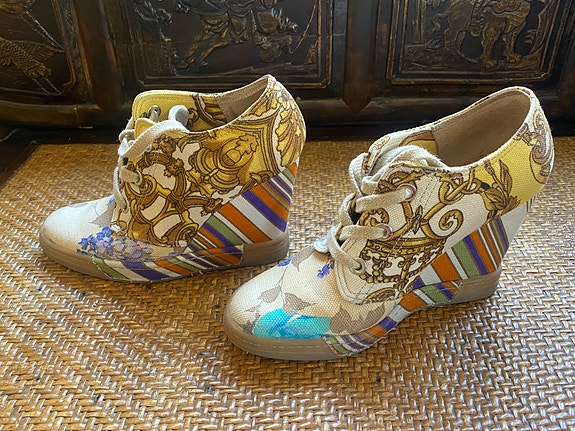 Kukka-kuosinen Multicolor Dolce & Gabbana kiilakorko-Tennarit koko 38