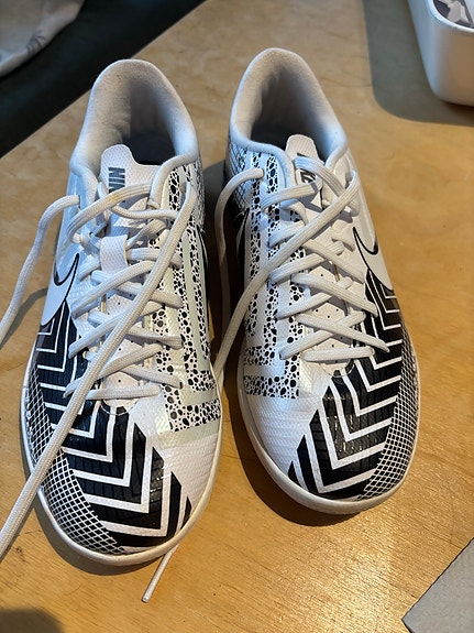 Nike, Sisäpelikengät.
