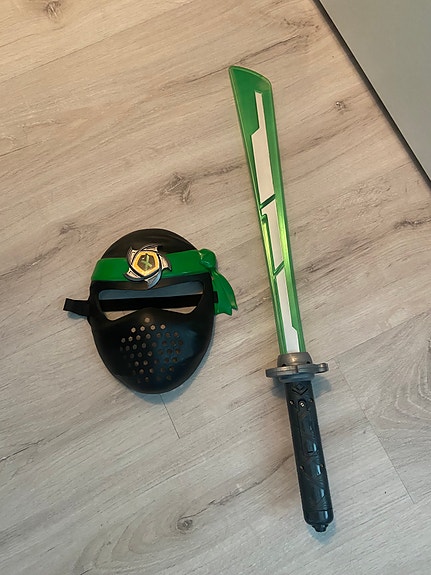 Ninja naamari ja valomiekka äänillä (ei postitusta)