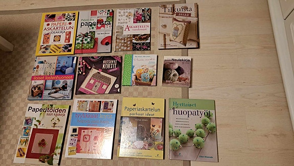 Iso pino uudenveroisia askartelu-, käsityö- ja sisustuskirjoja