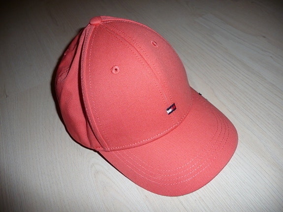 Käyttämätön Tommy Hilfiger lohenpunainen lippis XL (8-10 v.)