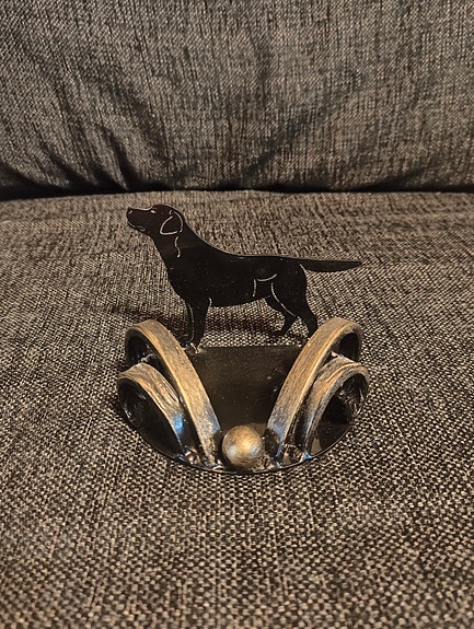 Metallinen tuikkuteline labradorinnoutajan kuvalla.