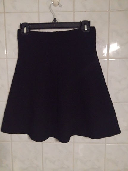 Myydään Zara Basic musta puolipitkä hame