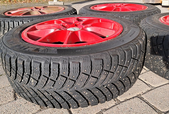 Hyvät Michelin X-ice North 4, Dezent (pun) aluvanteilla
