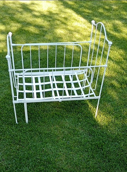 Vanha lasten rautasänky. 57x90+80cm