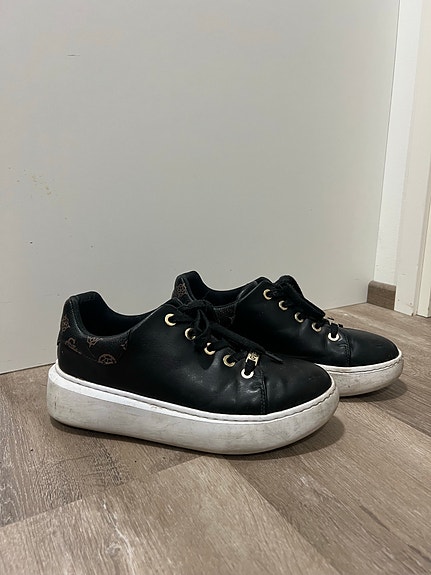 Guess kengät