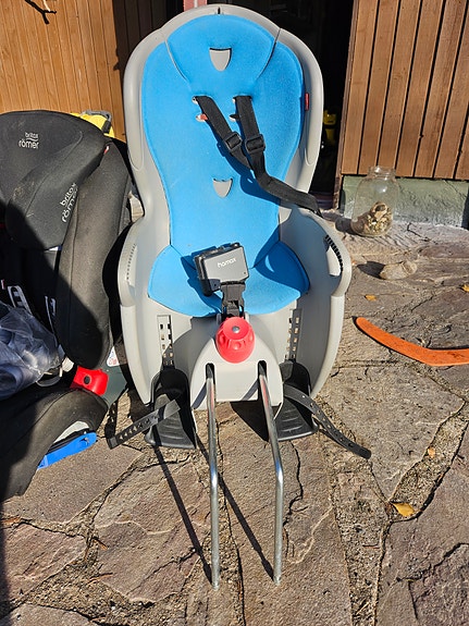 Lastenistuin polkupyörään.