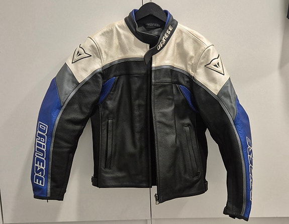 Dainese nahkatakki moottoripyöräilyyn.