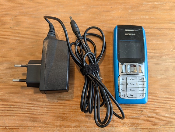 Nokia 2310 ja laturi ACP-12E