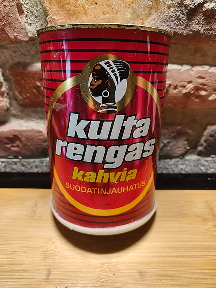 Kahvia peltipurkki