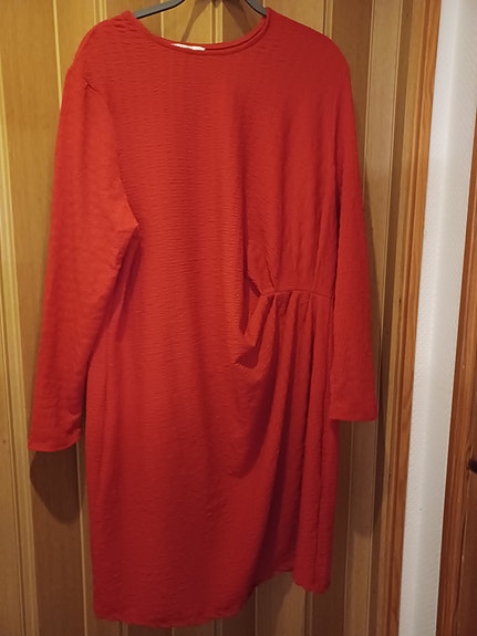 ALE/Cellbesin punainen mekko