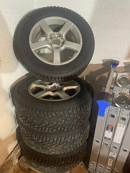 Mazda 6. Hankook Winter i*Pike RS Renkaat vanteilla 215 65 R16.