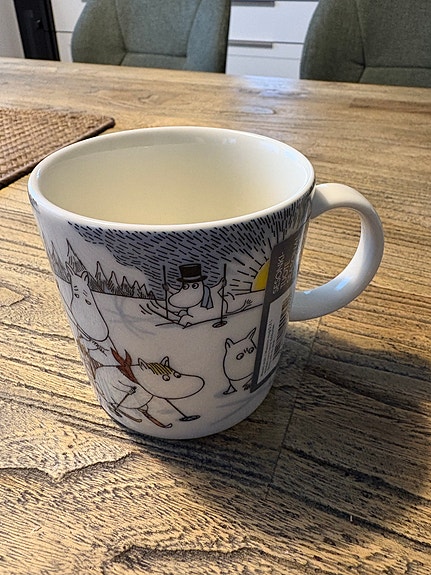 Muumimuki Hiihtäen kera herra Virkkunen