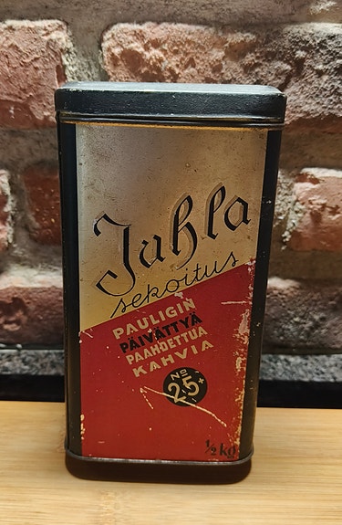 Kahvia peltipurkki