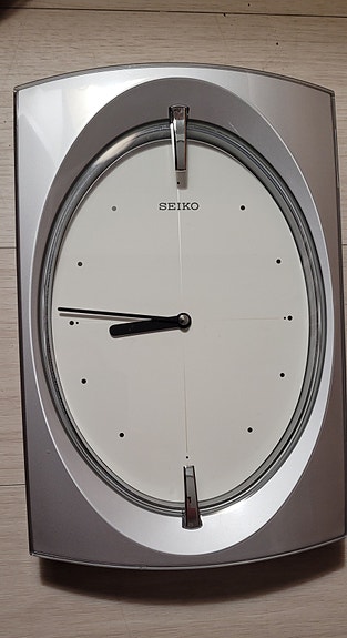 Seiko QXA3 seinäkello hopea ovaali muovi
