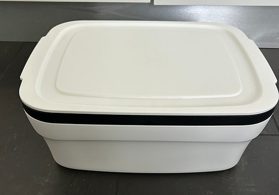 Tupperware leipälaatikko