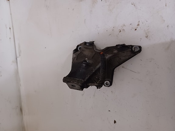 Audi A4 2002 1.8T Moottorin kiinnikekorvake 8E0199308A