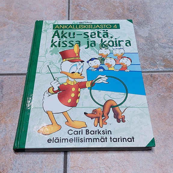 Ankalliskirjasto 4, Aku-setä, Kissa ja Koira