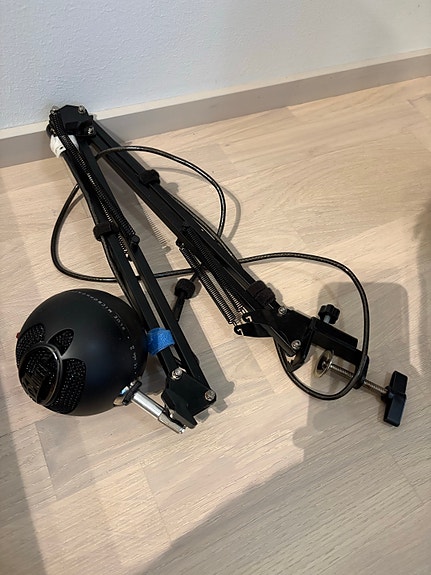 Blue Snowball ICE ja mikin pöytöteline