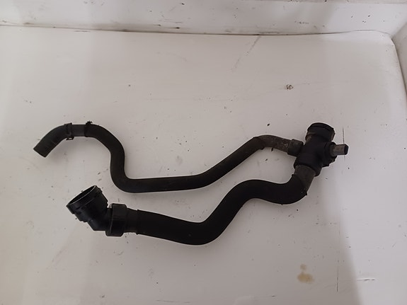 Audi A4 2002 1.8T Moottorin vesijäähdytyksen putki/letku 8E0121049N