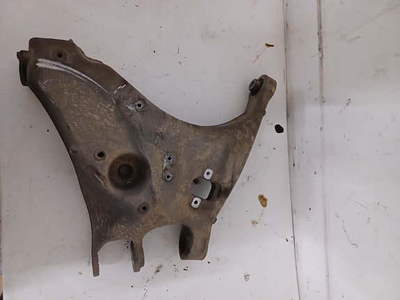 Audi A4 2002 1.8T Tukivarsi takimmainen vasen 8E0505311T