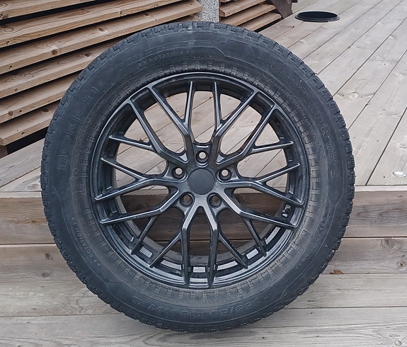 Nokian 255/55R18 renkaat vanteilla