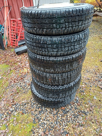Uudehkot talvi / nastarenkaat 6 kpl vanteilla