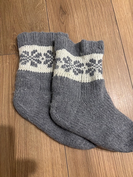 harmaat ja valkoiset villasukat